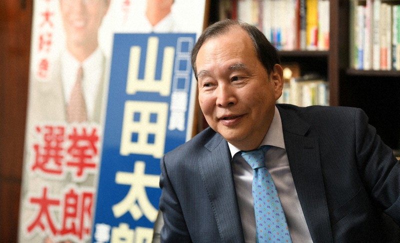 インタビューに答える選挙プランナーの三浦博史さん=東京都千代田区で2020年12月25日、内藤絵美撮影