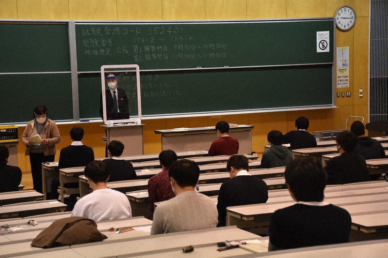 大学入学共通テストに臨む受験生=仙台市青葉区の東北学院大土樋キャンパスで2021年1月16日午前9時15分、面川美栄撮影