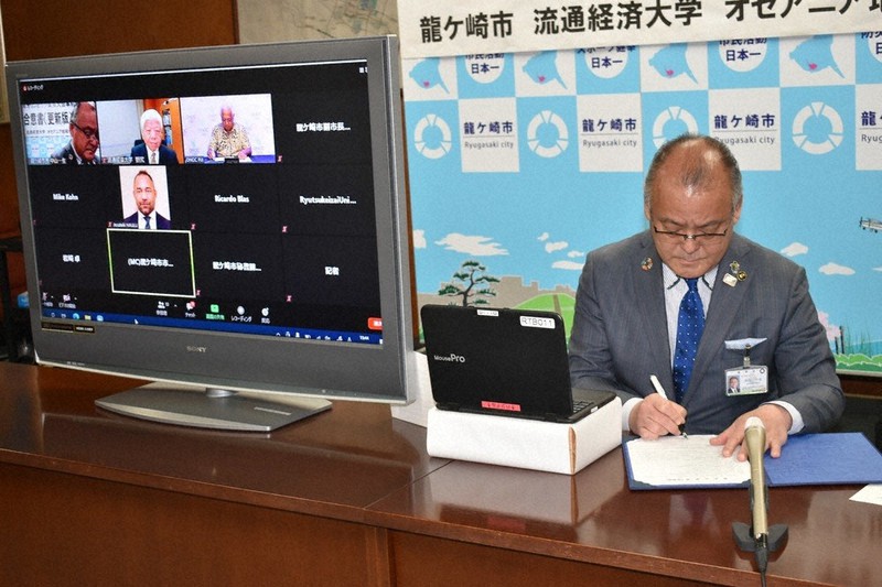 東京五輪事前キャンプに関する基本合意書に署名する中山一生・龍ケ崎市長=茨城県龍ケ崎市の市役所で2021年1月15日、庭木茂視撮影