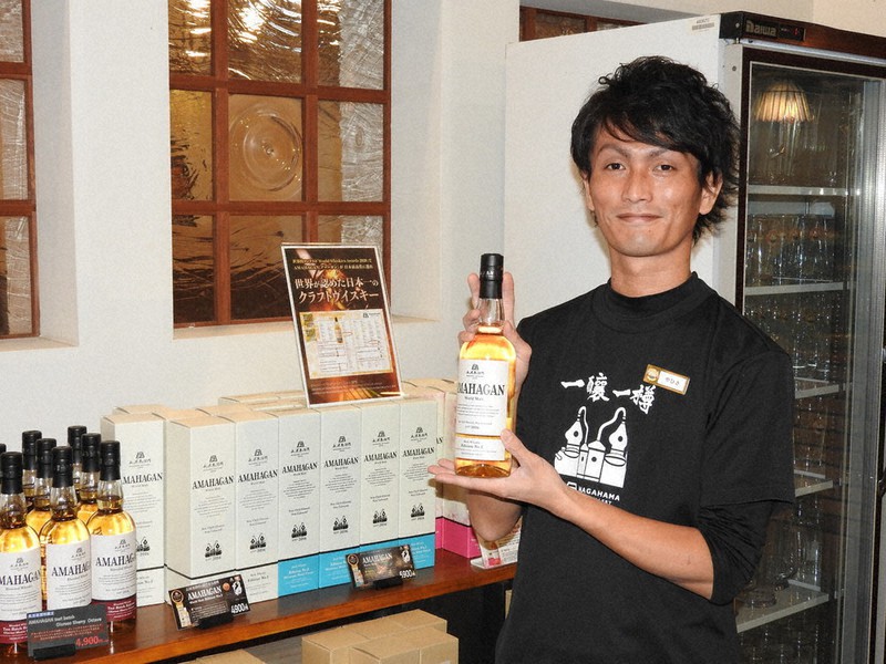 国際コンテストで上位入賞した「AMAHAGAN」を持つ屋久佑輔さん