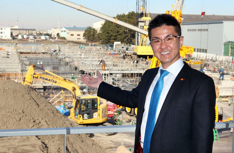 物流倉庫の建設現場を案内する新井太郎・アライプロバンス専務=千葉県浦安市港で、松田嘉徳撮影