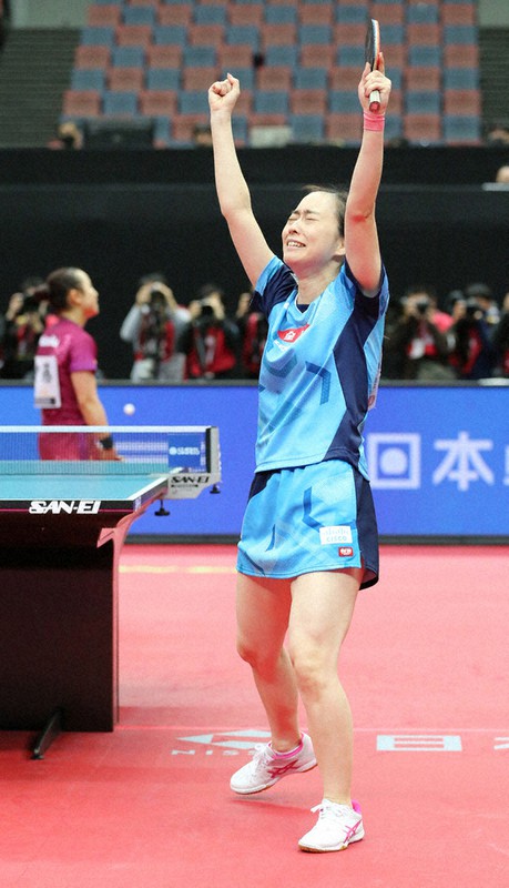 女子シングルス決勝、大逆転で伊藤(左)を破りガッツポーズする石川=代表撮影