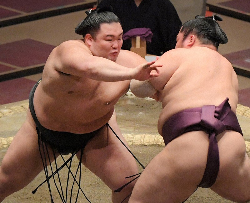 朝乃山(左)が押し出しで遠藤を降す=西夏生撮影