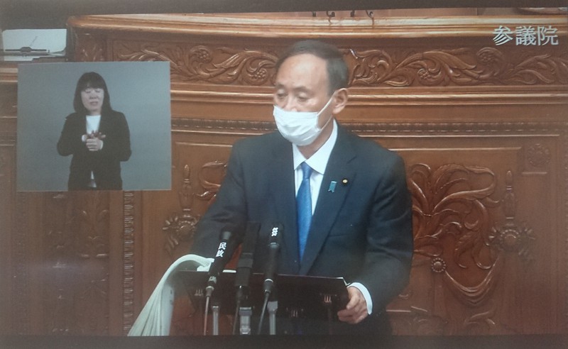 施政方針演説に臨む首相。参院のインターネット中継には、手話通訳もついた=18日午後4時15分、小山由宇撮影