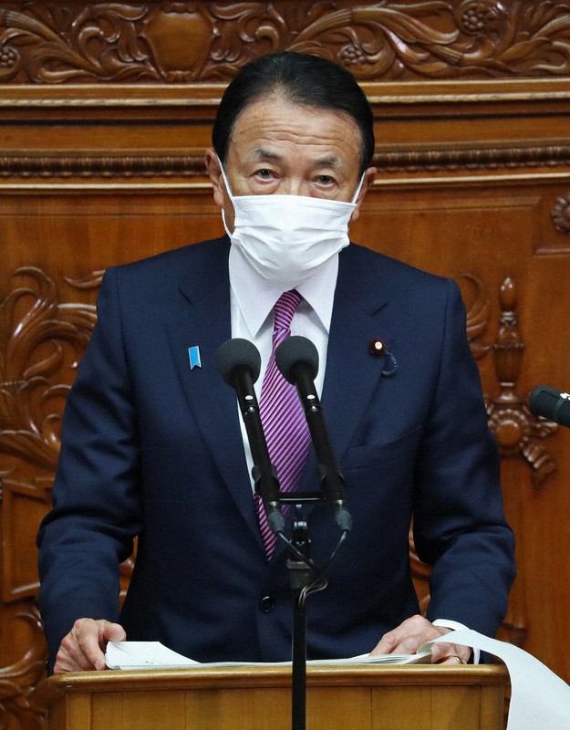 衆院本会議で財政演説を行う麻生太郎副総理兼財務相=国会内で2021年1月18日午後3時6分、吉田航太撮影