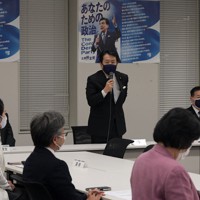 立憲民主党執行役員会で発言する枝野幸男代表（中央）＝衆院第2議員会館で2021年1月18日午後5時40分、竹内幹撮影