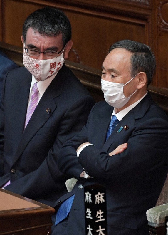 第204通常国会が召集され、衆院本会議に臨む菅義偉首相(右)と河野太郎行政改革担当相=国会内で2021年1月18日午後0時3分、竹内幹撮影