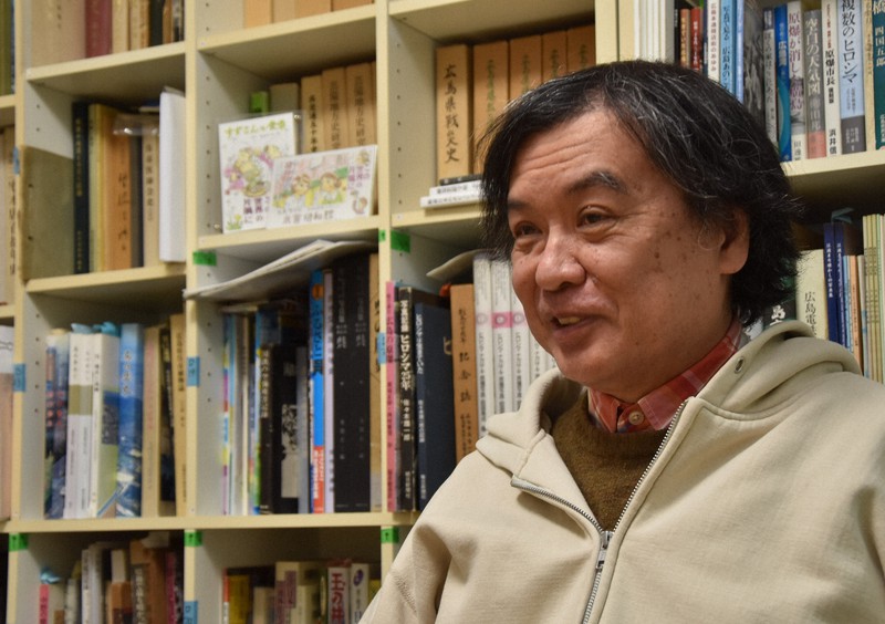 核兵器禁止条約について「過去の失敗から学ぶべきだ」と語るアニメーション映画監督の片渕須直さん=東京都杉並区で2021年1月7日、小山美砂撮影