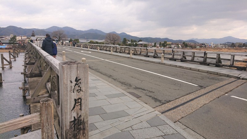 日曜の昼前なのに人通りが少ない嵐山の渡月橋=京都市右京区で2021年1月17日午前11時27分、太田裕之撮影