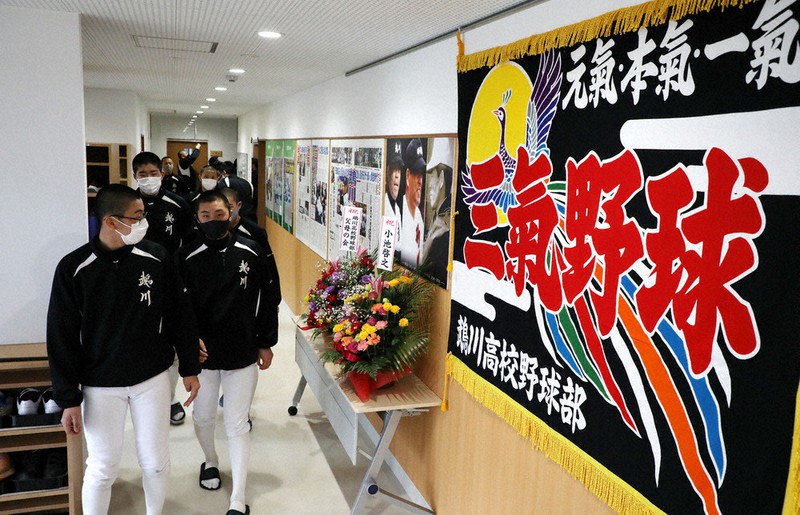 新しい寮の玄関ホールには鵡川高野球部の「三気野球」の旗や資料が展示されていた=北海道むかわ町で2021年1月17日午後2時30分、貝塚太一撮影