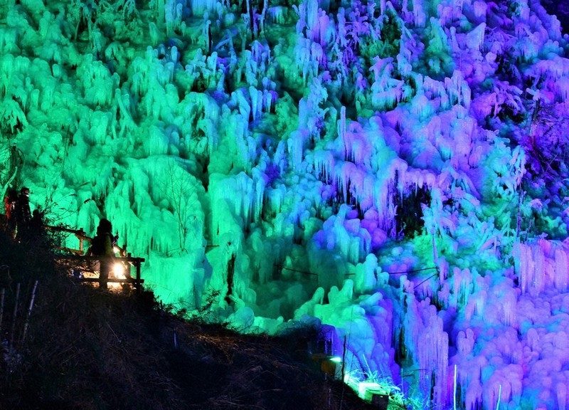 次々に色の変わるライトに浮かび上がる氷柱=埼玉県横瀬町で2021年1月16日午後5時56分、山田研撮影