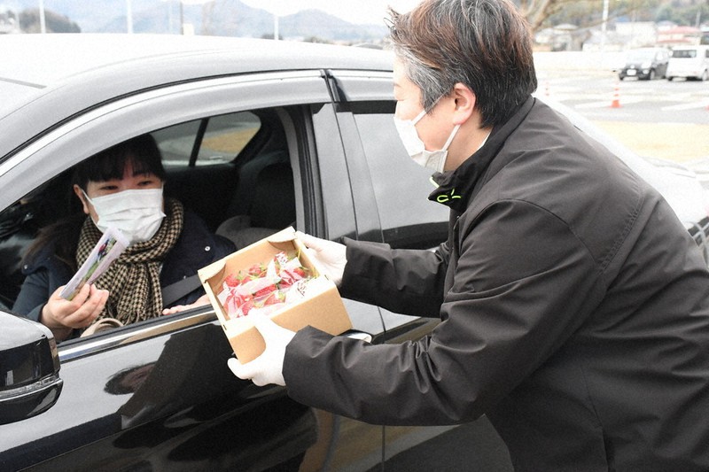 車内でイチゴを受け取る客=栃木県益子町長堤の道の駅ましこで2021年1月17日午前10時5分、玉井滉大撮影