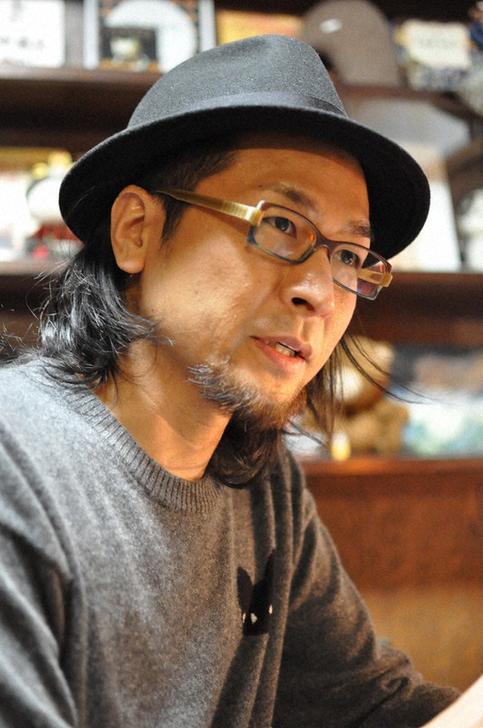 「どんな舞台になるか楽しみ」と話す原作者のたなかしん=兵庫県明石市で、花澤茂人撮影