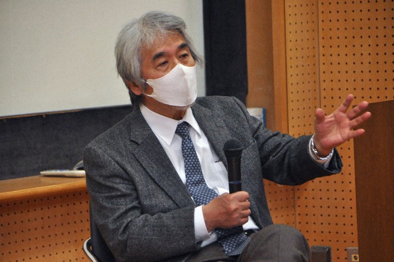 特別授業をする京都大の山極寿一前学長=京都市左京区の京都府立洛北高で、小田中大撮影