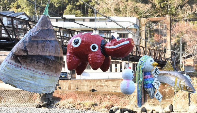 大塔川につるされたジャンボ張り子=和歌山県田辺市本宮町川湯で2021年1月14日午後3時47分、竹内之浩撮影