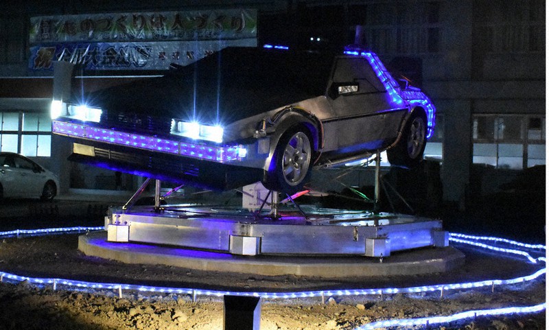 電飾を光らせながら回転するデロリアンのモニュメント=和歌山県田辺市の田辺工業高で、竹内之浩撮影