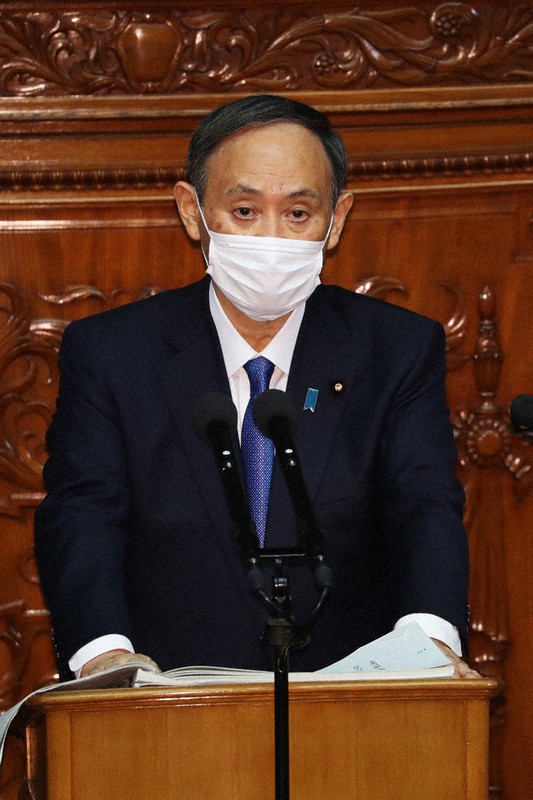 衆院本会議で施政方針演説を行う菅義偉首相=国会内で2021年1月18日、吉田航太撮影
