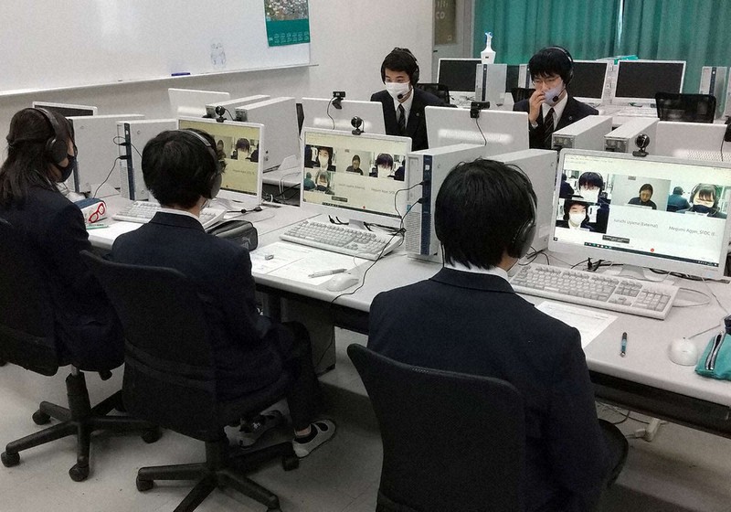 日本IBMの社員とオンラインで話す町田工業高の生徒たち=同校提供