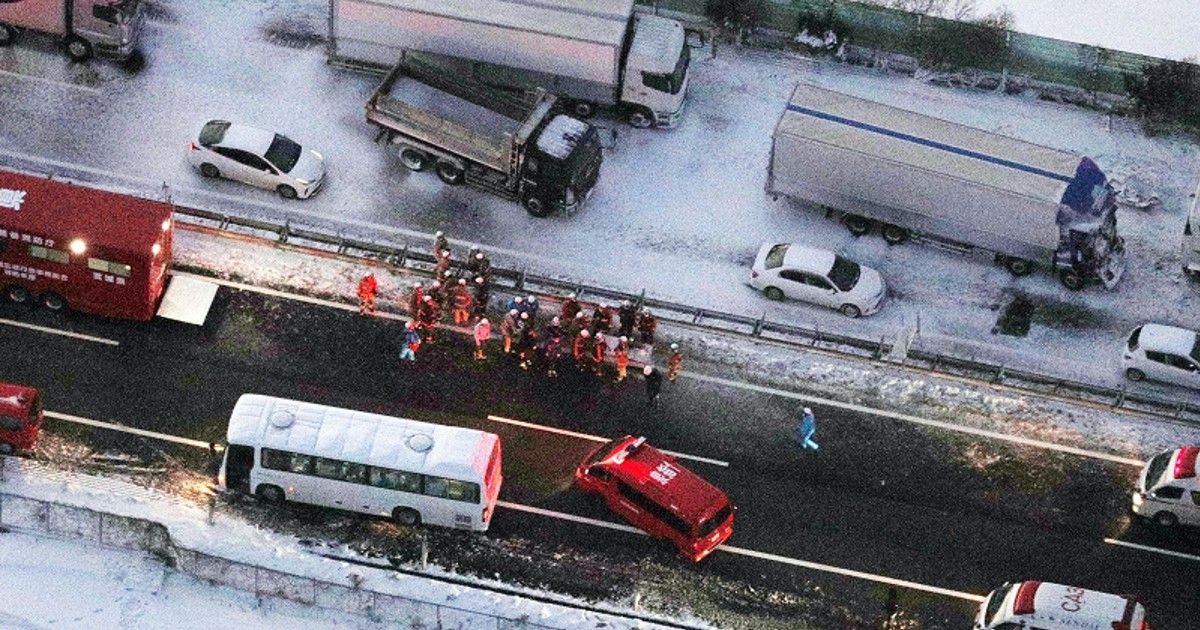 重大事故事典　東日本 トラックが横向きに…」九州道で車8台絡む多重事故 通行止め続く | KAB