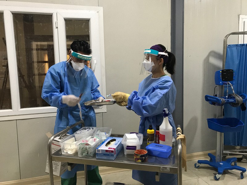 薬剤について病院スタッフに教える大竹優子さん(右)=イラク北部モスルで2020年12月16日(国境なき医師団提供)