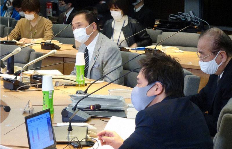 神奈川県の感染症対策協議会に参加した黒岩祐治知事(中央)=横浜市中区の県庁で2021年1月18日午後6時46分、樋口淳也撮影
