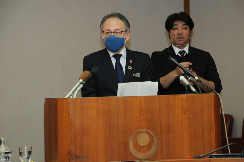 県独自の緊急事態宣言を発表する沖縄県の玉城デニー知事=那覇市の県庁で2021年1月19日午後7時、遠藤孝康撮影