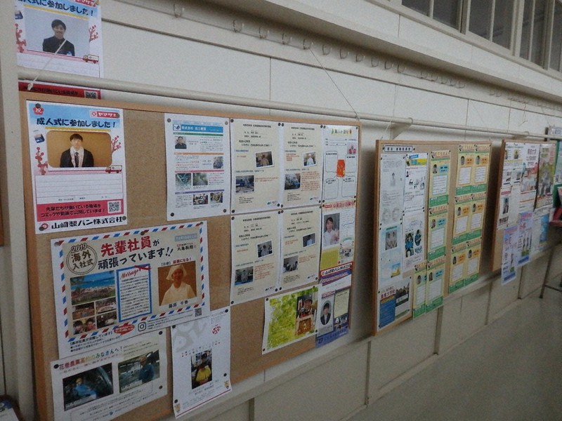 約7割が就職する花巻農業高校。廊下には地元企業に就職した先輩たちのメッセージが多く張り出されている=岩手県花巻市の花巻農業高校で