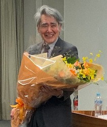 研究室のメンバーらから花束を贈られる永田和宏・京都産業大名誉教授=京都産業大で、菅沼舞撮影