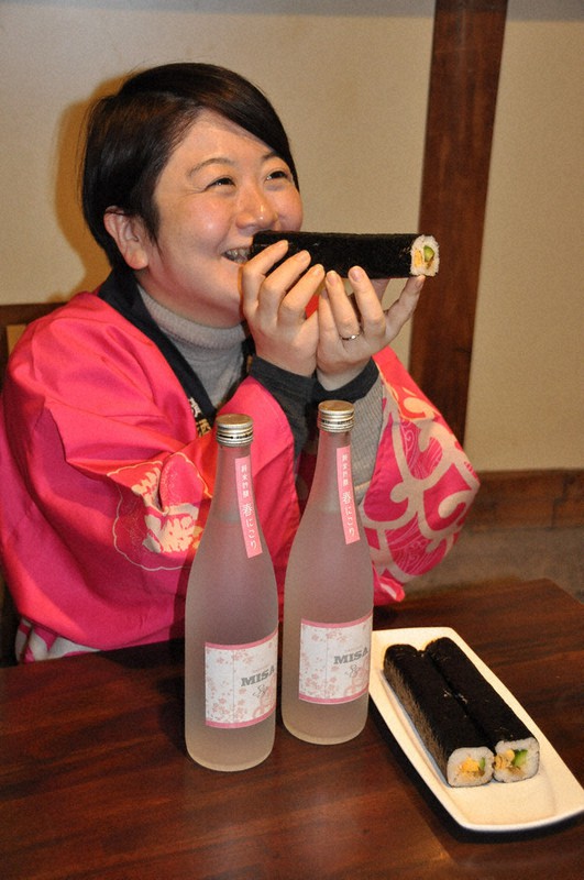 「酒蔵でしか作れない恵方巻きを味わって」と話す灘菊酒造の川石光佐社長=姫路市手柄で2021年1月19日午前11時18分、関谷徳撮影