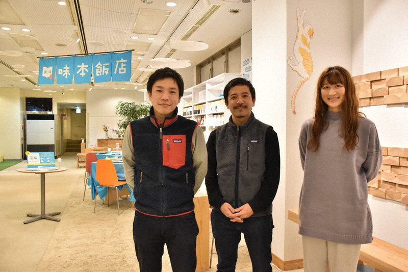 運営する一般社団法人TOMOSUの中島章代表理事(左)、原口悠理事(中央)と池山加奈子さん=奈良市橋本町3で、林みづき撮影