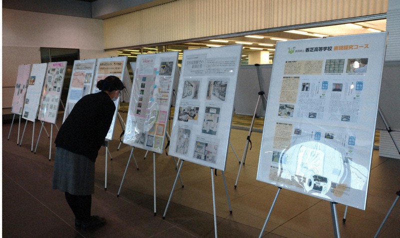 2021年1月19日から始まったNIE実践校の展示会=奈良市大安寺西1の奈良県立図書情報館で、田中なつみ撮影