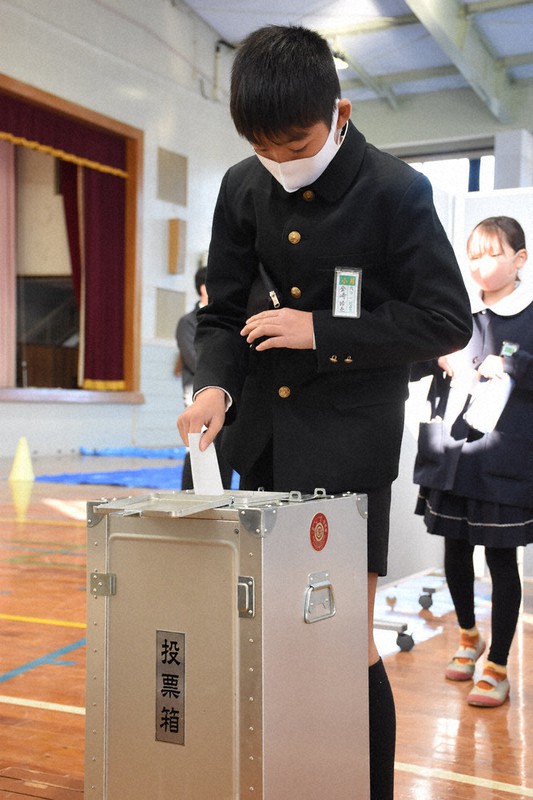 マスコットキャラを決めるため一票を投じる児童
