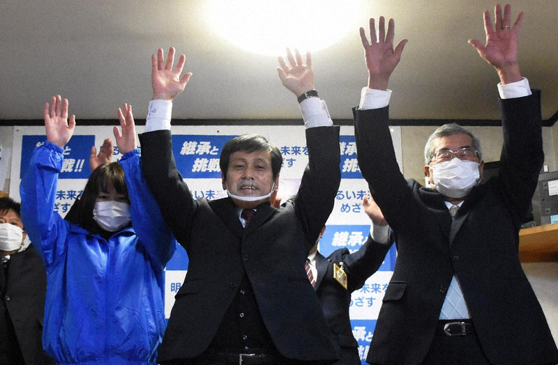 初当選を決め万歳する小野植正久氏(中央)=愛媛県内子町で、中川祐一撮影