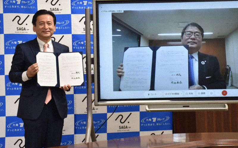 協定書に署名した山口知事(左)と九電の池辺社長