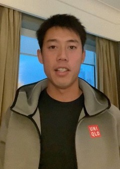 自身の公式アプリで動画を公開し、隔離中の心境を明かす錦織圭=自身の公式アプリから