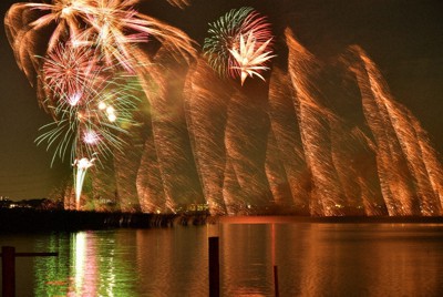 盛大に打ち上げられた２０１９年の手賀沼花火大会＝２０１９年８月３日午後８時２２分、橋本利昭撮影