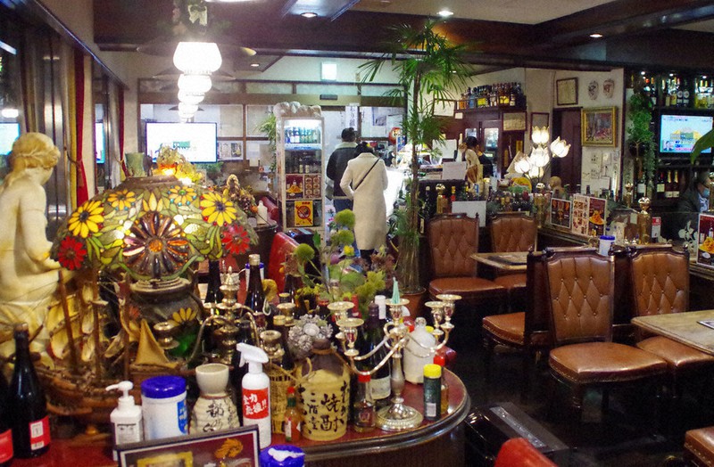 午後8時の閉店後、最後の客が出ていった「伯爵邸」の店内=さいたま市大宮区で