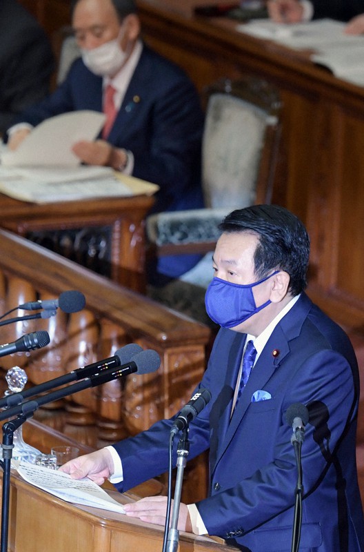 衆院本会議で代表質問をする立憲民主党の枝野幸男代表(手前)。奥は菅義偉首相=国会内で2021年1月20日午後1時16分、竹内幹撮影
