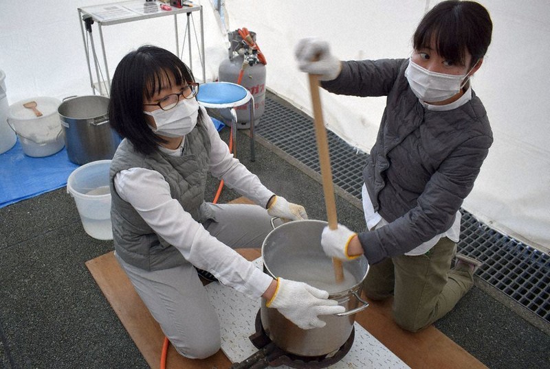 小麦でんぷんと精製水をかき混ぜる「寒糊炊き」