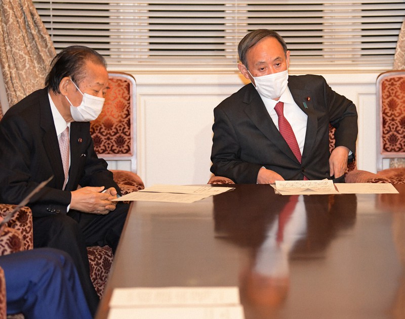 自民党役員会に臨む二階俊博幹事長(左)と菅義偉首相=国会内で2020年11月30日午後4時58分、竹内幹撮影