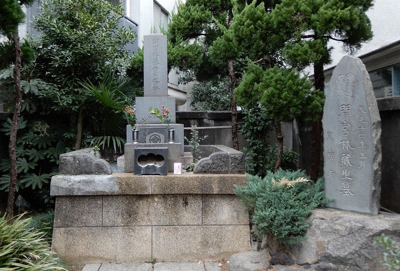ビルの陰に建つ間宮林蔵の墓=東京都江東区で