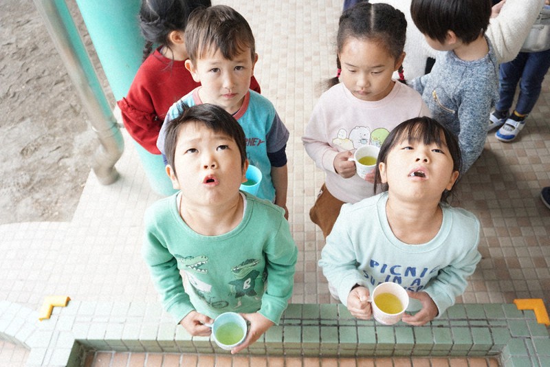 狭山茶でうがいする園児=入間市下藤沢で2020年12月28日午前11時12分、清藤天撮影