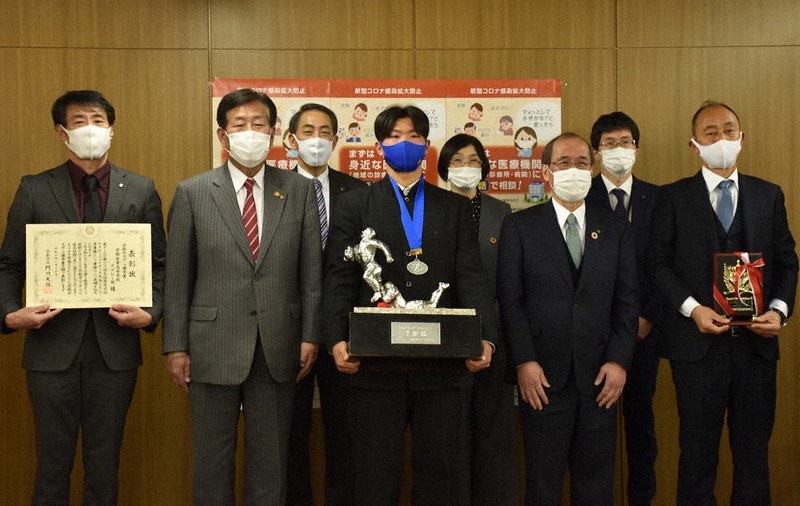 京都市スポーツ優秀賞を受賞した京都成章の湯浅泰正監督(右端)、辻野隼大前主将(中央)ら=市役所で、中島怜子撮影