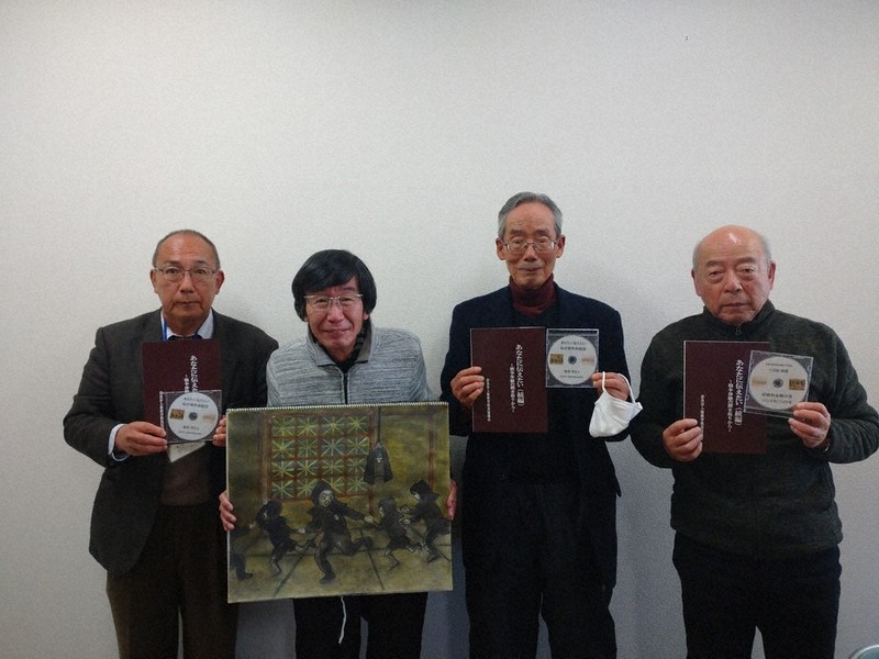 DVDを手にする奈良市人権教育推進協議会のメンバー=奈良市で2020年12月18日午前11時37分、、田中なつみ撮影