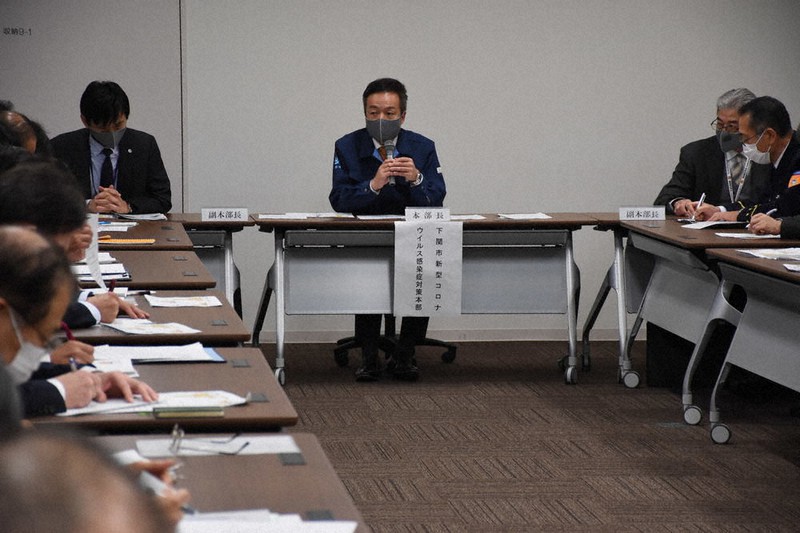 「感染対策を徹底するメッセージを出す必要がある」と発言する前田市長(中央)
