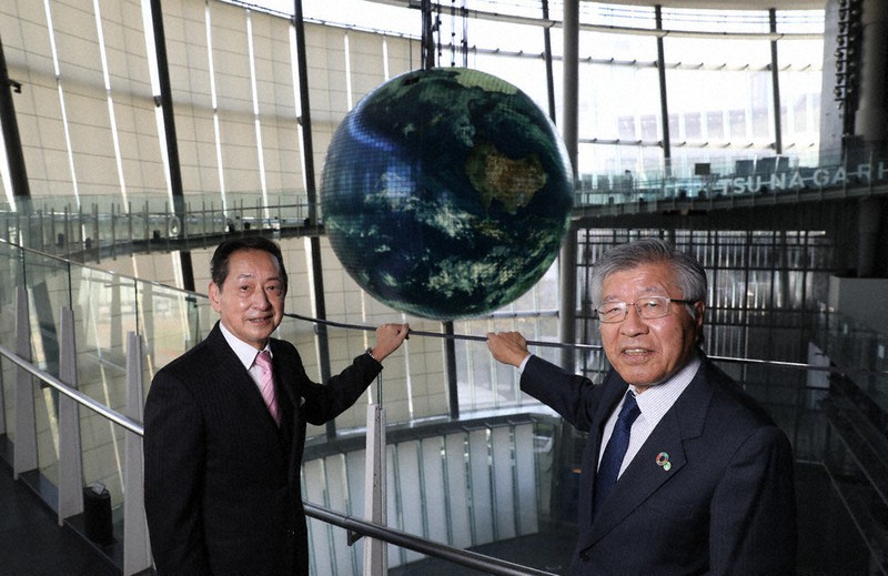日本科学未来館の毛利衛館長(左)と農研機構の久間和生理事長=東京都江東区の同館で、玉城達郎撮影
