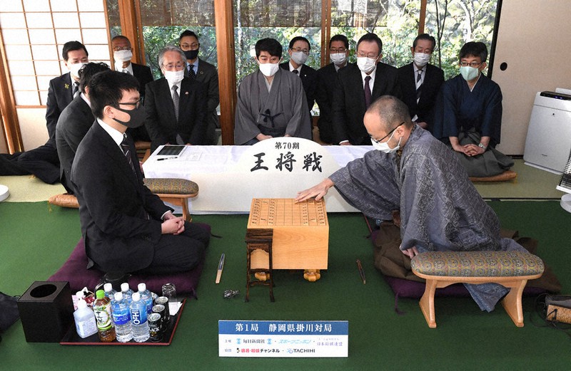 第70期王将戦七番勝負第1局で初手を指す渡辺明王将(手前右)。左は挑戦者の永瀬拓矢王座=静岡県掛川市の掛川城二の丸茶室で10日、竹内紀臣撮影