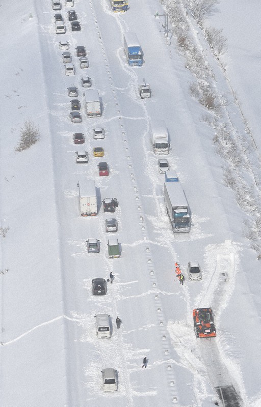 雪のために立ち往生する自動車=福井市で2021年1月10日、本社ヘリから猪飼健史撮影