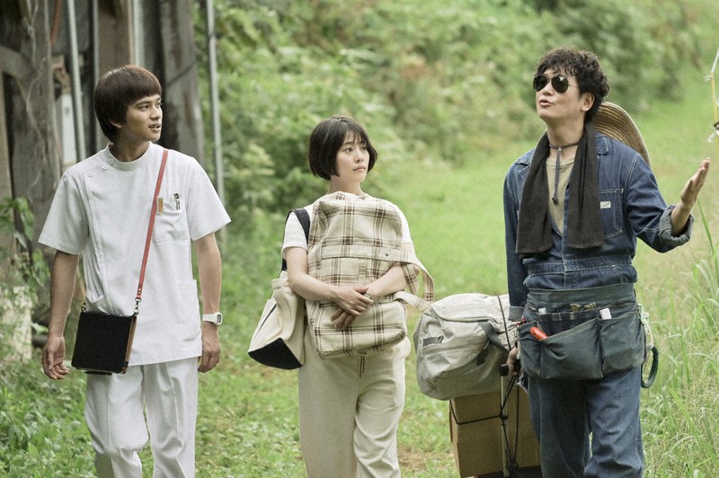 左から北村匠海、高畑充希、井浦新