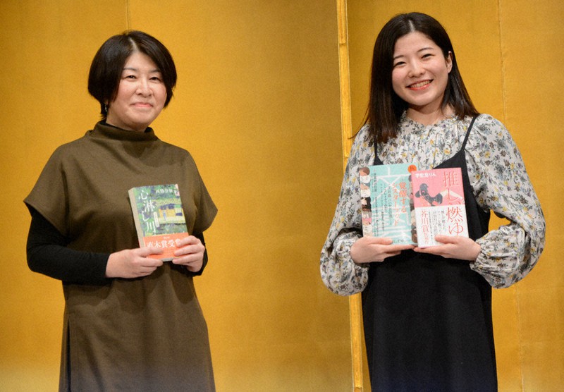 芥川賞に選ばれた宇佐見りんさん(右)と、直木賞に選ばれた西條奈加さん=東京都千代田区で2021年1月20日、須藤唯哉撮影